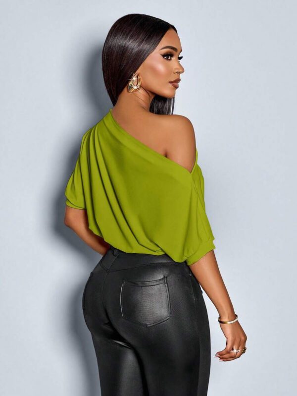 SOLERSUN T-shirt asymétrique à col et épaules froissés pour femmes, coloris unicolore – Image 10