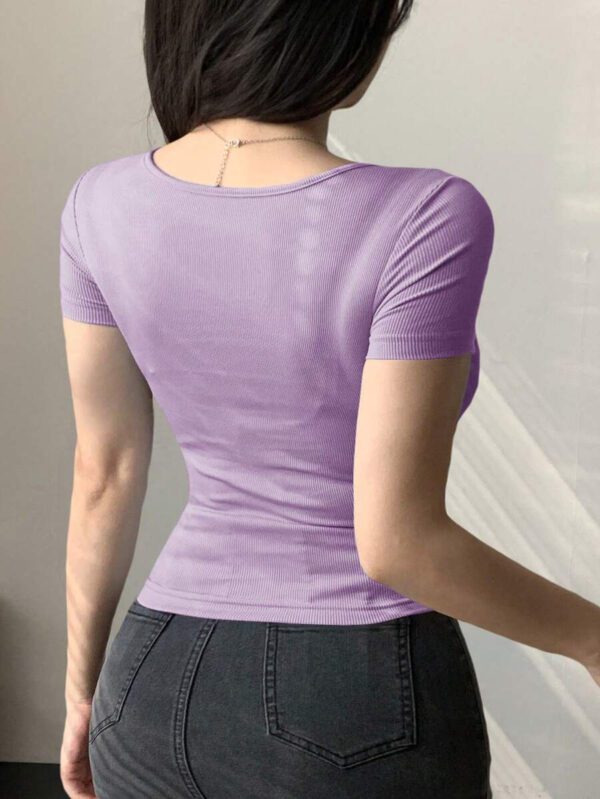 Joudiya T-shirt court ajusté à encolure en V torsadé et manches courtes pour femmes – Image 18