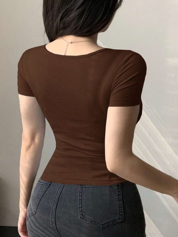 Joudiya T-shirt court ajusté à encolure en V torsadé et manches courtes pour femmes – Image 24