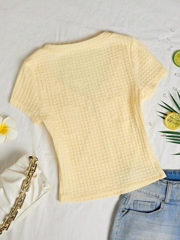 Sunnyshic T-shirt à manches courtes col V avec bouton décoré au centre, en tissu texturé jaune. Extrêmement doux et confortable. Conception minimaliste polyvalente pour les vacances et le quotidien pour les femmes. Été. – Image 3