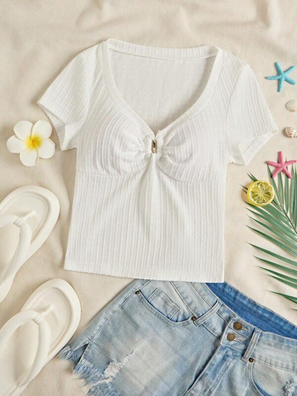 Sunnyshic T-shirt à manches courtes col V avec bouton décoré au centre, en tissu texturé jaune. Extrêmement doux et confortable. Conception minimaliste polyvalente pour les vacances et le quotidien pour les femmes. Été. – Image 10