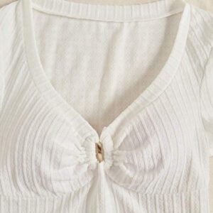 Sunnyshic T-shirt à manches courtes col V avec bouton décoré au centre, en tissu texturé jaune. Extrêmement doux et confortable. Conception minimaliste polyvalente pour les vacances et le quotidien pour les femmes. Été.