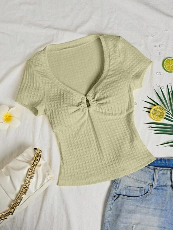 Sunnyshic T-shirt à manches courtes col V avec bouton décoré au centre, en tissu texturé jaune. Extrêmement doux et confortable. Conception minimaliste polyvalente pour les vacances et le quotidien pour les femmes. Été. – Image 17