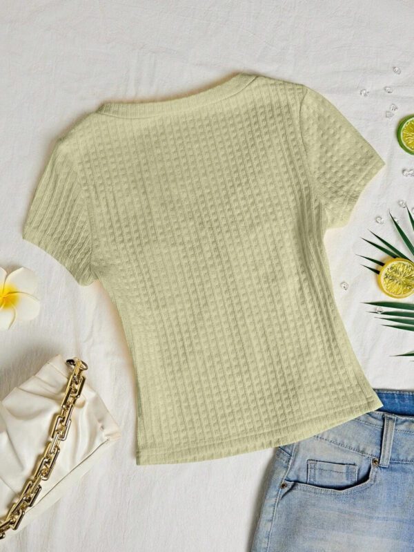 Sunnyshic T-shirt à manches courtes col V avec bouton décoré au centre, en tissu texturé jaune. Extrêmement doux et confortable. Conception minimaliste polyvalente pour les vacances et le quotidien pour les femmes. Été. – Image 18