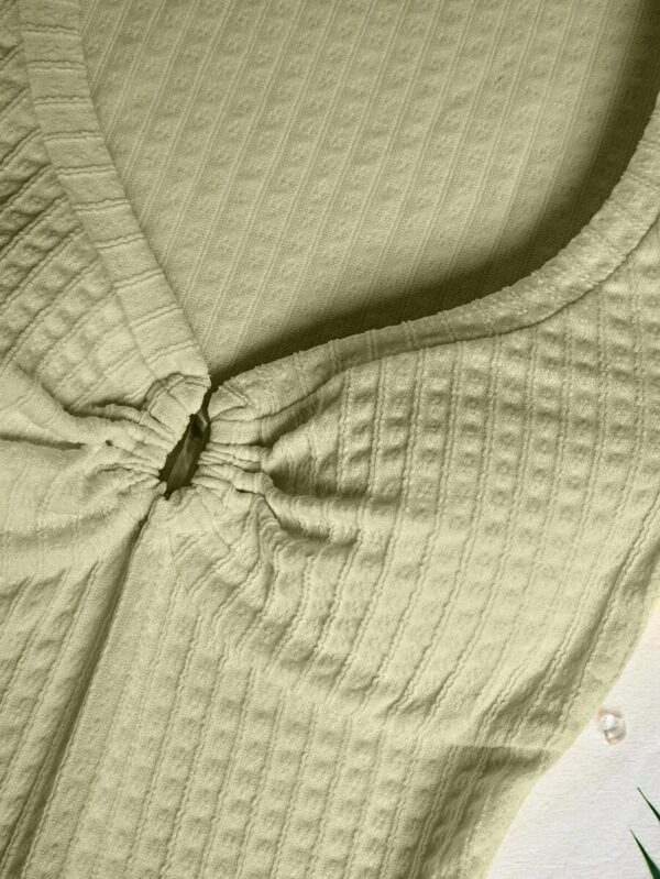 Sunnyshic T-shirt à manches courtes col V avec bouton décoré au centre, en tissu texturé jaune. Extrêmement doux et confortable. Conception minimaliste polyvalente pour les vacances et le quotidien pour les femmes. Été. – Image 20