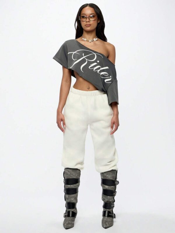SUMWON WOMEN Top court style épaules dénudées avec logo calligraphié, tenue casual d'été pour festival, week-end, soirée, style urbain – Image 19