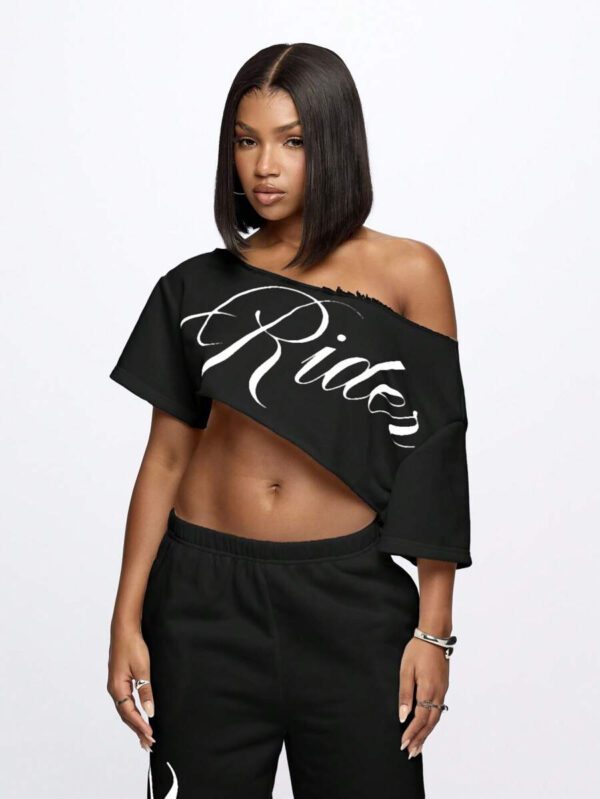 SUMWON WOMEN Top court style épaules dénudées avec logo calligraphié, tenue casual d'été pour festival, week-end, soirée, style urbain – Image 45