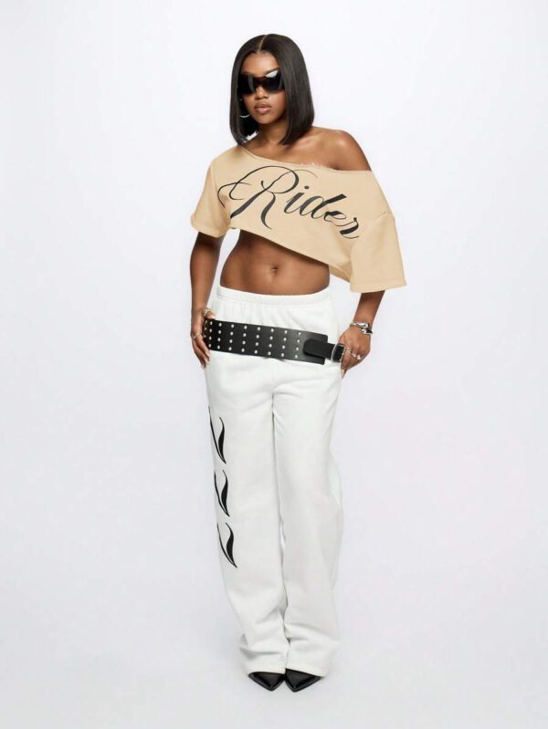 SUMWON WOMEN Top court style épaules dénudées avec logo calligraphié, tenue casual d'été pour festival, week-end, soirée, style urbain – Image 77