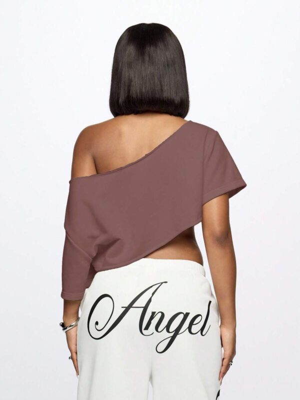 SUMWON WOMEN Top court style épaules dénudées avec logo calligraphié, tenue casual d'été pour festival, week-end, soirée, style urbain – Image 94