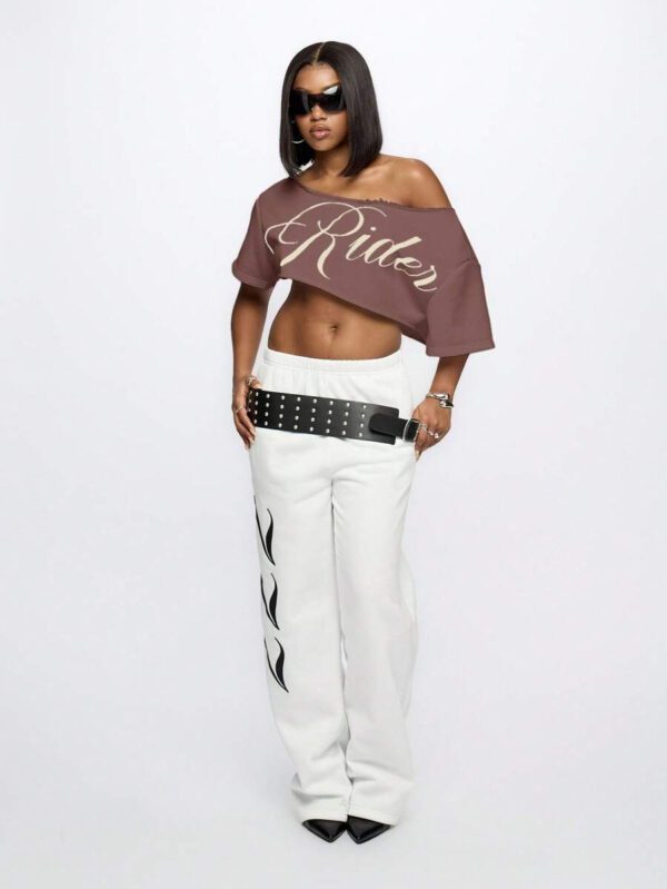 SUMWON WOMEN Top court style épaules dénudées avec logo calligraphié, tenue casual d'été pour festival, week-end, soirée, style urbain – Image 98