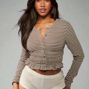 MISSGUIDED Top peplum à manches longues rayé avec boutons à l'avant, ajusté et froncé, longueur courte, mode automne-hiver
