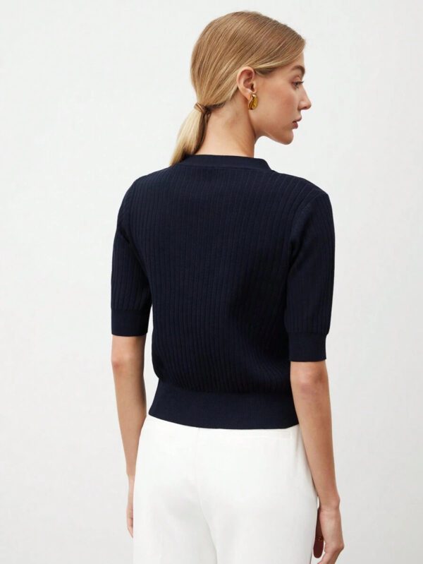 BizChic 2025 Nouveau Cardigan à col en V vert avocat avec boutons métalliques, tricot côtelé, manches courtes, hauts pour femmes. Décontracté chic pour le travail, les déplacements quotidiens, élégant pour les mariages, les festivals de musique champêtres, les brunchs, les aéroports dans le style vintage des années 90, Stockholm, Jour de l'Indépendance – Image 3