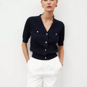 BizChic 2025 Nouveau Cardigan à col en V vert avocat avec boutons métalliques, tricot côtelé, manches courtes, hauts pour femmes. Décontracté chic pour le travail, les déplacements quotidiens, élégant pour les mariages, les festivals de musique champêtres, les brunchs, les aéroports dans le style vintage des années 90, Stockholm, Jour de l'Indépendance