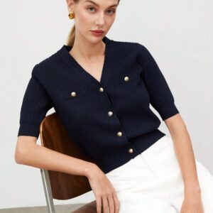 BizChic 2025 Nouveau Cardigan à col en V vert avocat avec boutons métalliques, tricot côtelé, manches courtes, hauts pour femmes. Décontracté chic pour le travail, les déplacements quotidiens, élégant pour les mariages, les festivals de musique champêtres, les brunchs, les aéroports dans le style vintage des années 90, Stockholm, Jour de l'Indépendance