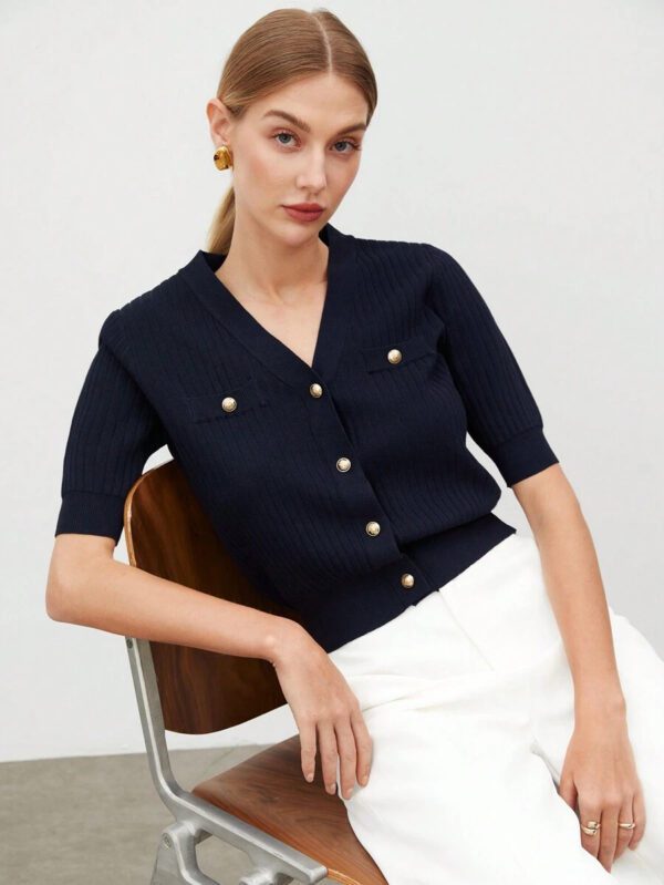 BizChic 2025 Nouveau Cardigan à col en V vert avocat avec boutons métalliques, tricot côtelé, manches courtes, hauts pour femmes. Décontracté chic pour le travail, les déplacements quotidiens, élégant pour les mariages, les festivals de musique champêtres, les brunchs, les aéroports dans le style vintage des années 90, Stockholm, Jour de l'Indépendance – Image 6