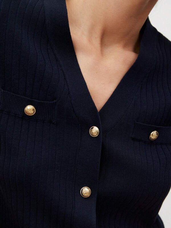 BizChic 2025 Nouveau Cardigan à col en V vert avocat avec boutons métalliques, tricot côtelé, manches courtes, hauts pour femmes. Décontracté chic pour le travail, les déplacements quotidiens, élégant pour les mariages, les festivals de musique champêtres, les brunchs, les aéroports dans le style vintage des années 90, Stockholm, Jour de l'Indépendance – Image 7