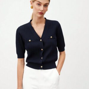 BizChic 2025 Nouveau Cardigan à col en V vert avocat avec boutons métalliques, tricot côtelé, manches courtes, hauts pour femmes. Décontracté chic pour le travail, les déplacements quotidiens, élégant pour les mariages, les festivals de musique champêtres, les brunchs, les aéroports dans le style vintage des années 90, Stockholm, Jour de l'Indépendance