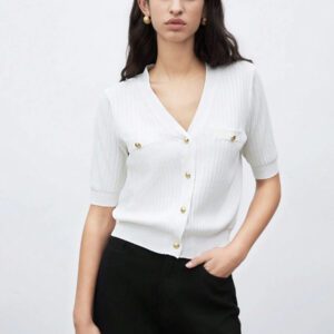 BizChic 2025 Nouveau Cardigan à col en V vert avocat avec boutons métalliques, tricot côtelé, manches courtes, hauts pour femmes. Décontracté chic pour le travail, les déplacements quotidiens, élégant pour les mariages, les festivals de musique champêtres, les brunchs, les aéroports dans le style vintage des années 90, Stockholm, Jour de l'Indépendance
