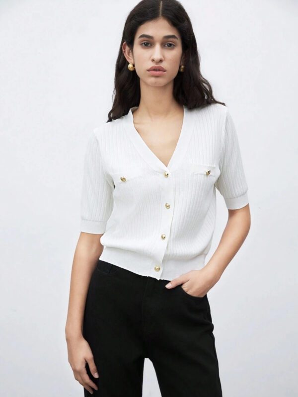 BizChic 2025 Nouveau Cardigan à col en V vert avocat avec boutons métalliques, tricot côtelé, manches courtes, hauts pour femmes. Décontracté chic pour le travail, les déplacements quotidiens, élégant pour les mariages, les festivals de musique champêtres, les brunchs, les aéroports dans le style vintage des années 90, Stockholm, Jour de l'Indépendance – Image 9