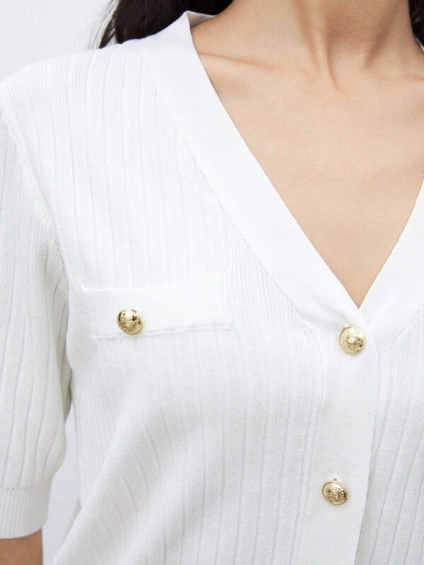 BizChic 2025 Nouveau Cardigan à col en V vert avocat avec boutons métalliques, tricot côtelé, manches courtes, hauts pour femmes. Décontracté chic pour le travail, les déplacements quotidiens, élégant pour les mariages, les festivals de musique champêtres, les brunchs, les aéroports dans le style vintage des années 90, Stockholm, Jour de l'Indépendance – Image 11