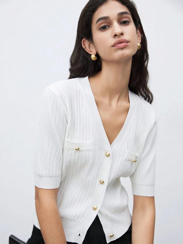 BizChic 2025 Nouveau Cardigan à col en V vert avocat avec boutons métalliques, tricot côtelé, manches courtes, hauts pour femmes. Décontracté chic pour le travail, les déplacements quotidiens, élégant pour les mariages, les festivals de musique champêtres, les brunchs, les aéroports dans le style vintage des années 90, Stockholm, Jour de l'Indépendance – Image 12