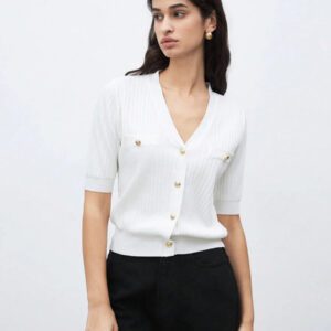 BizChic 2025 Nouveau Cardigan à col en V vert avocat avec boutons métalliques, tricot côtelé, manches courtes, hauts pour femmes. Décontracté chic pour le travail, les déplacements quotidiens, élégant pour les mariages, les festivals de musique champêtres, les brunchs, les aéroports dans le style vintage des années 90, Stockholm, Jour de l'Indépendance