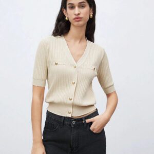 BizChic 2025 Nouveau Cardigan à col en V vert avocat avec boutons métalliques, tricot côtelé, manches courtes, hauts pour femmes. Décontracté chic pour le travail, les déplacements quotidiens, élégant pour les mariages, les festivals de musique champêtres, les brunchs, les aéroports dans le style vintage des années 90, Stockholm, Jour de l'Indépendance