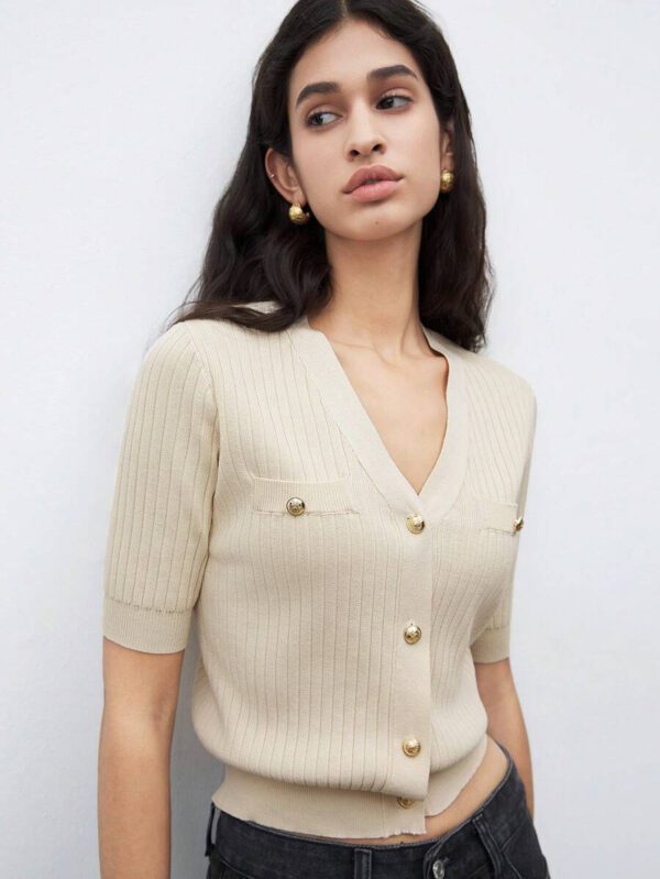 BizChic 2025 Nouveau Cardigan à col en V vert avocat avec boutons métalliques, tricot côtelé, manches courtes, hauts pour femmes. Décontracté chic pour le travail, les déplacements quotidiens, élégant pour les mariages, les festivals de musique champêtres, les brunchs, les aéroports dans le style vintage des années 90, Stockholm, Jour de l'Indépendance – Image 21