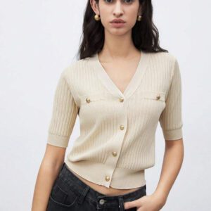 BizChic 2025 Nouveau Cardigan à col en V vert avocat avec boutons métalliques, tricot côtelé, manches courtes, hauts pour femmes. Décontracté chic pour le travail, les déplacements quotidiens, élégant pour les mariages, les festivals de musique champêtres, les brunchs, les aéroports dans le style vintage des années 90, Stockholm, Jour de l'Indépendance