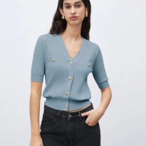 BizChic 2025 Nouveau Cardigan à col en V vert avocat avec boutons métalliques, tricot côtelé, manches courtes, hauts pour femmes. Décontracté chic pour le travail, les déplacements quotidiens, élégant pour les mariages, les festivals de musique champêtres, les brunchs, les aéroports dans le style vintage des années 90, Stockholm, Jour de l'Indépendance