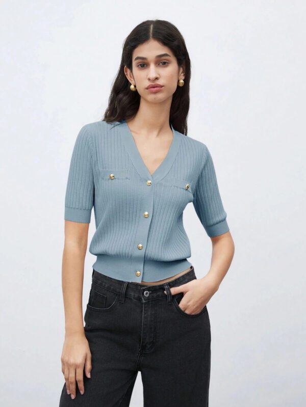 BizChic 2025 Nouveau Cardigan à col en V vert avocat avec boutons métalliques, tricot côtelé, manches courtes, hauts pour femmes. Décontracté chic pour le travail, les déplacements quotidiens, élégant pour les mariages, les festivals de musique champêtres, les brunchs, les aéroports dans le style vintage des années 90, Stockholm, Jour de l'Indépendance – Image 24