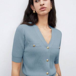 BizChic 2025 Nouveau Cardigan à col en V vert avocat avec boutons métalliques, tricot côtelé, manches courtes, hauts pour femmes. Décontracté chic pour le travail, les déplacements quotidiens, élégant pour les mariages, les festivals de musique champêtres, les brunchs, les aéroports dans le style vintage des années 90, Stockholm, Jour de l'Indépendance