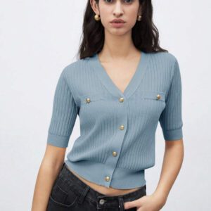 BizChic 2025 Nouveau Cardigan à col en V vert avocat avec boutons métalliques, tricot côtelé, manches courtes, hauts pour femmes. Décontracté chic pour le travail, les déplacements quotidiens, élégant pour les mariages, les festivals de musique champêtres, les brunchs, les aéroports dans le style vintage des années 90, Stockholm, Jour de l'Indépendance