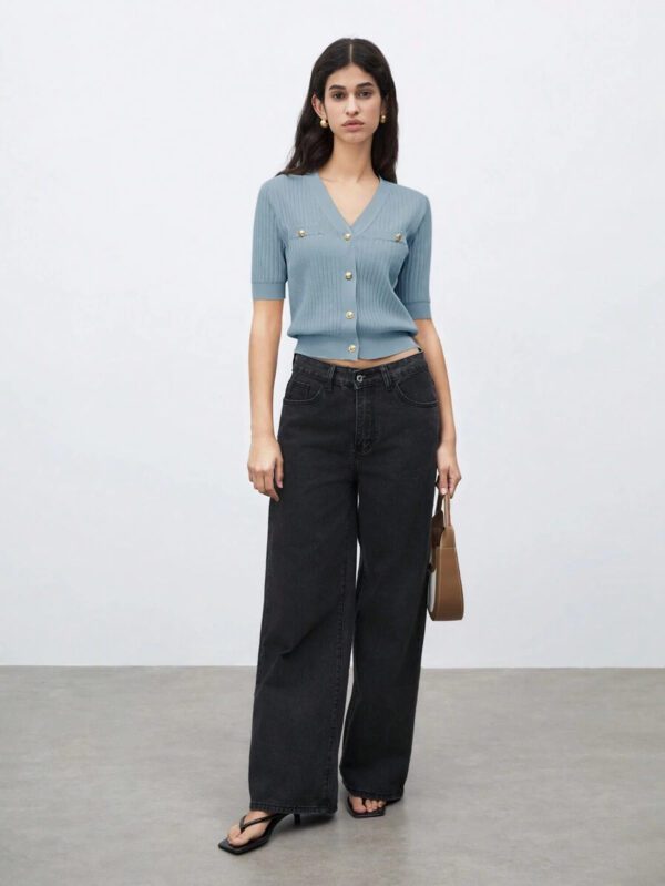 BizChic 2025 Nouveau Cardigan à col en V vert avocat avec boutons métalliques, tricot côtelé, manches courtes, hauts pour femmes. Décontracté chic pour le travail, les déplacements quotidiens, élégant pour les mariages, les festivals de musique champêtres, les brunchs, les aéroports dans le style vintage des années 90, Stockholm, Jour de l'Indépendance – Image 28