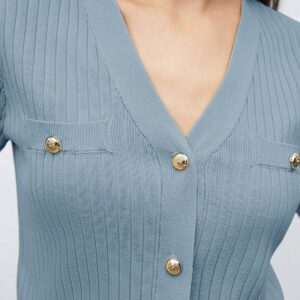 BizChic 2025 Nouveau Cardigan à col en V vert avocat avec boutons métalliques, tricot côtelé, manches courtes, hauts pour femmes. Décontracté chic pour le travail, les déplacements quotidiens, élégant pour les mariages, les festivals de musique champêtres, les brunchs, les aéroports dans le style vintage des années 90, Stockholm, Jour de l'Indépendance