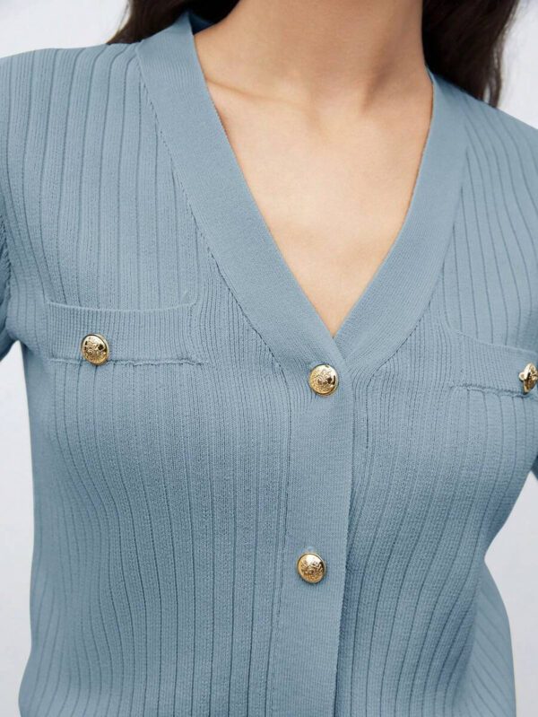 BizChic 2025 Nouveau Cardigan à col en V vert avocat avec boutons métalliques, tricot côtelé, manches courtes, hauts pour femmes. Décontracté chic pour le travail, les déplacements quotidiens, élégant pour les mariages, les festivals de musique champêtres, les brunchs, les aéroports dans le style vintage des années 90, Stockholm, Jour de l'Indépendance – Image 29