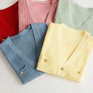 BizChic 2025 Nouveau Cardigan à col en V vert avocat avec boutons métalliques, tricot côtelé, manches courtes, hauts pour femmes. Décontracté chic pour le travail, les déplacements quotidiens, élégant pour les mariages, les festivals de musique champêtres, les brunchs, les aéroports dans le style vintage des années 90, Stockholm, Jour de l'Indépendance