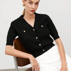 BizChic 2025 Nouveau Cardigan à col en V vert avocat avec boutons métalliques, tricot côtelé, manches courtes, hauts pour femmes. Décontracté chic pour le travail, les déplacements quotidiens, élégant pour les mariages, les festivals de musique champêtres, les brunchs, les aéroports dans le style vintage des années 90, Stockholm, Jour de l'Indépendance