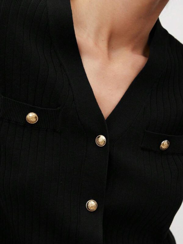 BizChic 2025 Nouveau Cardigan à col en V vert avocat avec boutons métalliques, tricot côtelé, manches courtes, hauts pour femmes. Décontracté chic pour le travail, les déplacements quotidiens, élégant pour les mariages, les festivals de musique champêtres, les brunchs, les aéroports dans le style vintage des années 90, Stockholm, Jour de l'Indépendance – Image 43