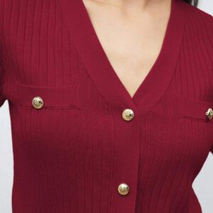 BizChic 2025 Nouveau Cardigan à col en V vert avocat avec boutons métalliques, tricot côtelé, manches courtes, hauts pour femmes. Décontracté chic pour le travail, les déplacements quotidiens, élégant pour les mariages, les festivals de musique champêtres, les brunchs, les aéroports dans le style vintage des années 90, Stockholm, Jour de l'Indépendance