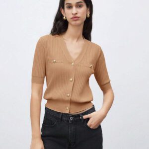 BizChic 2025 Nouveau Cardigan à col en V vert avocat avec boutons métalliques, tricot côtelé, manches courtes, hauts pour femmes. Décontracté chic pour le travail, les déplacements quotidiens, élégant pour les mariages, les festivals de musique champêtres, les brunchs, les aéroports dans le style vintage des années 90, Stockholm, Jour de l'Indépendance