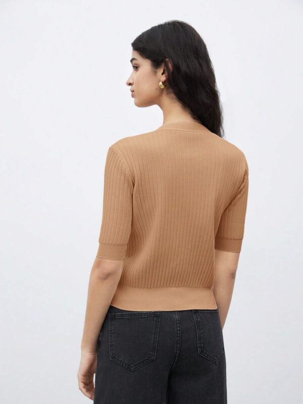 BizChic 2025 Nouveau Cardigan à col en V vert avocat avec boutons métalliques, tricot côtelé, manches courtes, hauts pour femmes. Décontracté chic pour le travail, les déplacements quotidiens, élégant pour les mariages, les festivals de musique champêtres, les brunchs, les aéroports dans le style vintage des années 90, Stockholm, Jour de l'Indépendance – Image 58