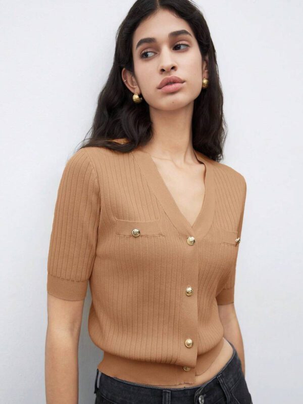 BizChic 2025 Nouveau Cardigan à col en V vert avocat avec boutons métalliques, tricot côtelé, manches courtes, hauts pour femmes. Décontracté chic pour le travail, les déplacements quotidiens, élégant pour les mariages, les festivals de musique champêtres, les brunchs, les aéroports dans le style vintage des années 90, Stockholm, Jour de l'Indépendance – Image 60