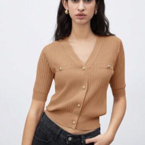 BizChic 2025 Nouveau Cardigan à col en V vert avocat avec boutons métalliques, tricot côtelé, manches courtes, hauts pour femmes. Décontracté chic pour le travail, les déplacements quotidiens, élégant pour les mariages, les festivals de musique champêtres, les brunchs, les aéroports dans le style vintage des années 90, Stockholm, Jour de l'Indépendance