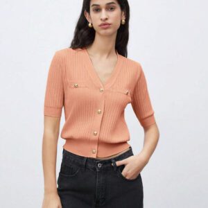 BizChic 2025 Nouveau Cardigan à col en V vert avocat avec boutons métalliques, tricot côtelé, manches courtes, hauts pour femmes. Décontracté chic pour le travail, les déplacements quotidiens, élégant pour les mariages, les festivals de musique champêtres, les brunchs, les aéroports dans le style vintage des années 90, Stockholm, Jour de l'Indépendance