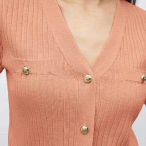 BizChic 2025 Nouveau Cardigan à col en V vert avocat avec boutons métalliques, tricot côtelé, manches courtes, hauts pour femmes. Décontracté chic pour le travail, les déplacements quotidiens, élégant pour les mariages, les festivals de musique champêtres, les brunchs, les aéroports dans le style vintage des années 90, Stockholm, Jour de l'Indépendance