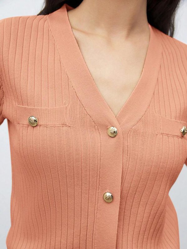 BizChic 2025 Nouveau Cardigan à col en V vert avocat avec boutons métalliques, tricot côtelé, manches courtes, hauts pour femmes. Décontracté chic pour le travail, les déplacements quotidiens, élégant pour les mariages, les festivals de musique champêtres, les brunchs, les aéroports dans le style vintage des années 90, Stockholm, Jour de l'Indépendance – Image 65