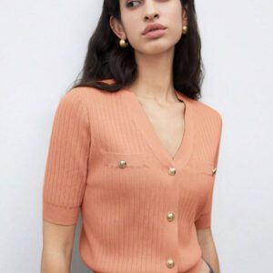 BizChic 2025 Nouveau Cardigan à col en V vert avocat avec boutons métalliques, tricot côtelé, manches courtes, hauts pour femmes. Décontracté chic pour le travail, les déplacements quotidiens, élégant pour les mariages, les festivals de musique champêtres, les brunchs, les aéroports dans le style vintage des années 90, Stockholm, Jour de l'Indépendance