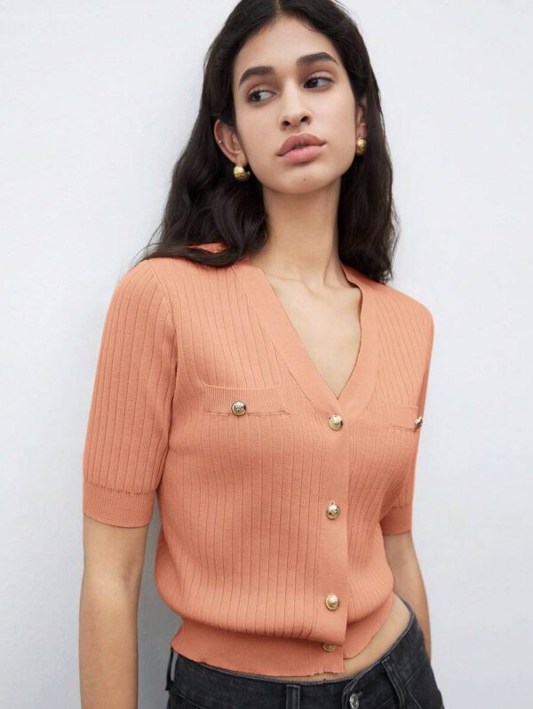 BizChic 2025 Nouveau Cardigan à col en V vert avocat avec boutons métalliques, tricot côtelé, manches courtes, hauts pour femmes. Décontracté chic pour le travail, les déplacements quotidiens, élégant pour les mariages, les festivals de musique champêtres, les brunchs, les aéroports dans le style vintage des années 90, Stockholm, Jour de l'Indépendance – Image 66