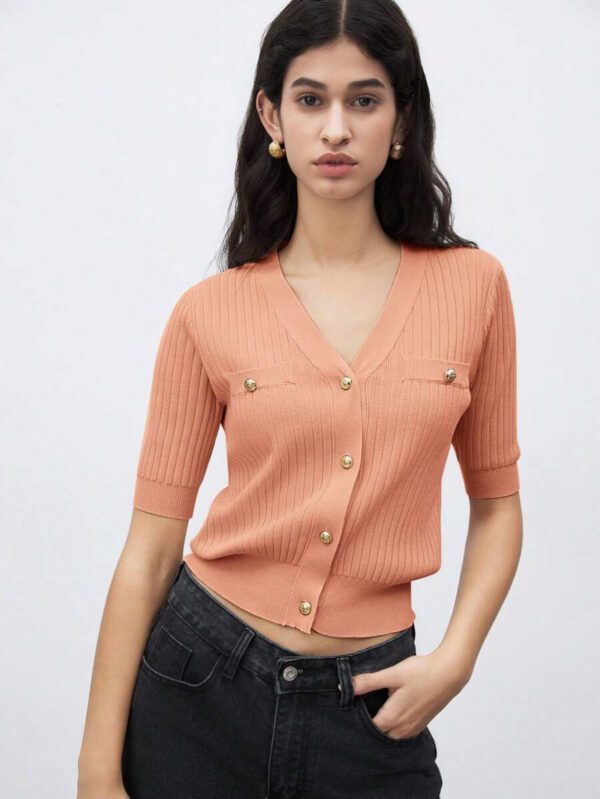 BizChic 2025 Nouveau Cardigan à col en V vert avocat avec boutons métalliques, tricot côtelé, manches courtes, hauts pour femmes. Décontracté chic pour le travail, les déplacements quotidiens, élégant pour les mariages, les festivals de musique champêtres, les brunchs, les aéroports dans le style vintage des années 90, Stockholm, Jour de l'Indépendance – Image 67
